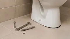 Prečo utiahnutie skrutiek nepomáha: jednoduchý spôsob, ako odstrániť voľný pohyb záchodovej misy